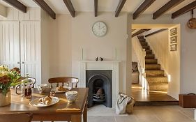 Garth Cottage Village Dog-Friendly Sleeps 4